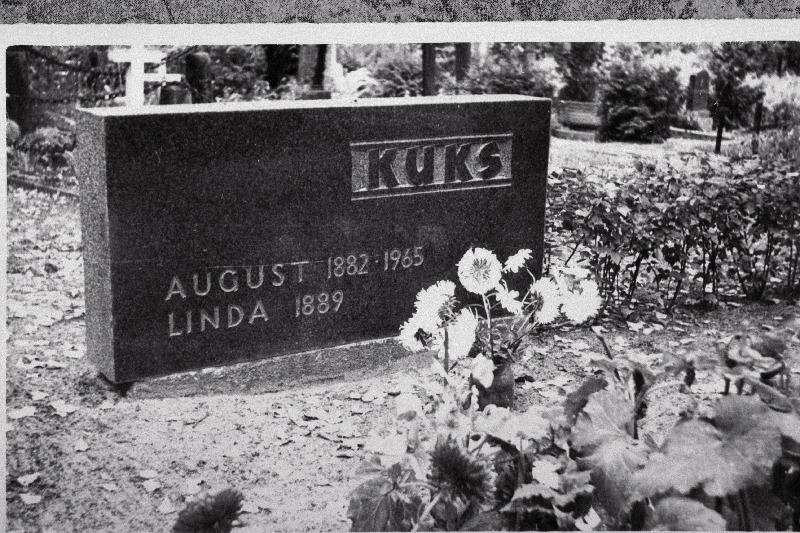 Haridusjuht August Kuksi haud Võru kalmistul.
