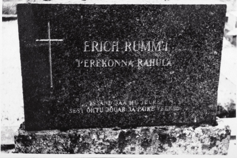 Pedagoog Erich Rummi perekonna rahula Võru kalmistul.