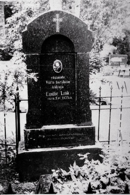 Haridustegelase Emilie Luik´i hauasammas Võru kalmistul.
