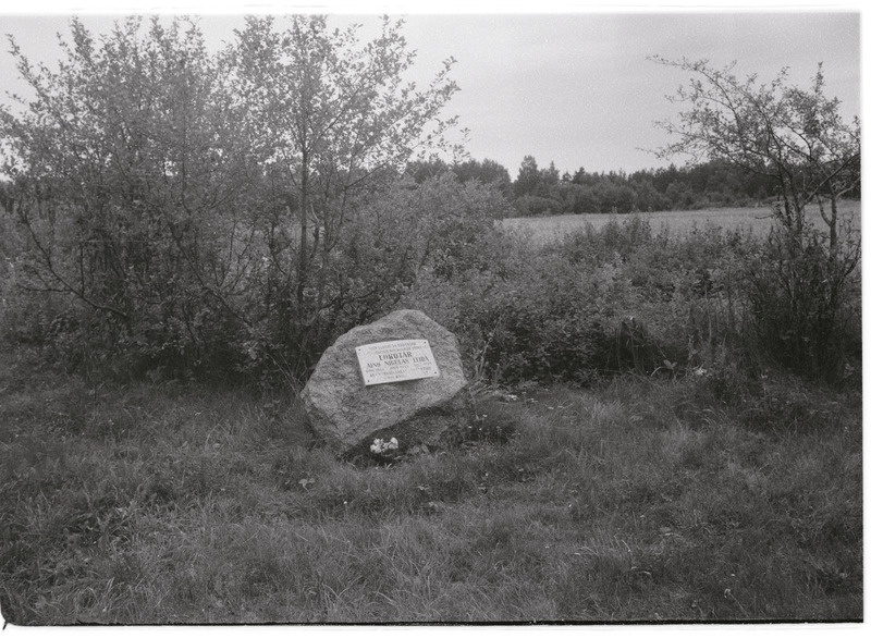 Mälestuskivi Toomika külas perekond Lokotarile