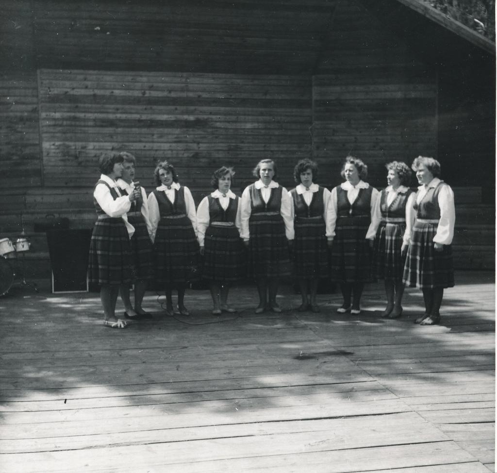 Foto ja negatiiv. Misso laulupidu 1966.a.,esineb Misso Kultuurimaja naisansambel.