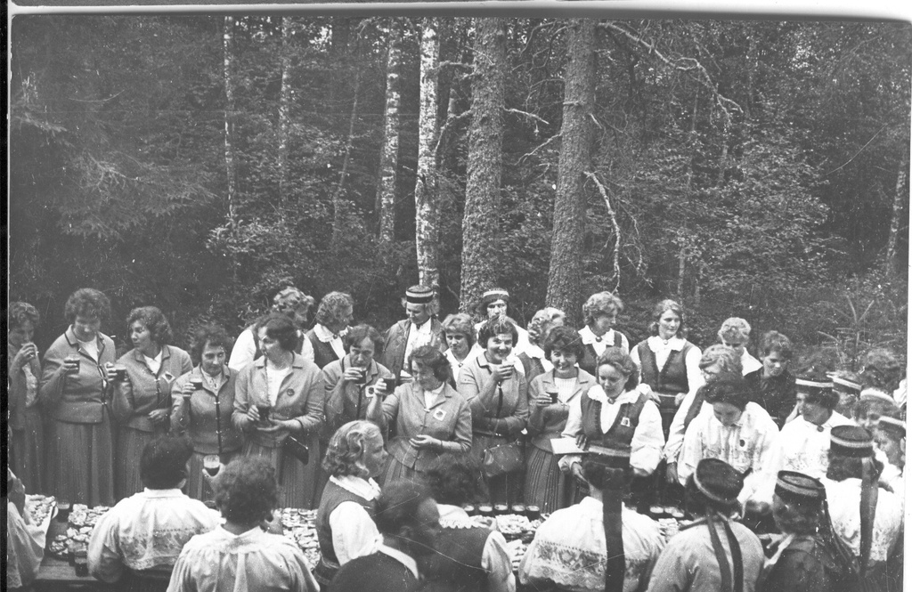 Foto ja negatiiv.  Misso laulupäev 2. juulil 1967.a. lauluväljakul ,lauljad toitu maitsmas.