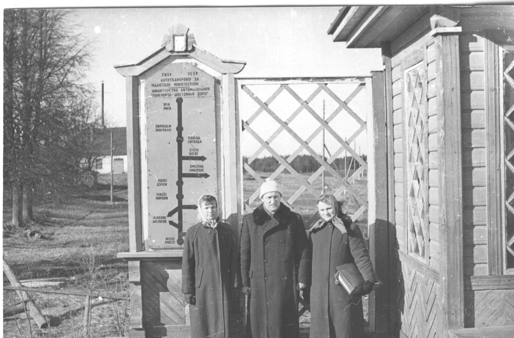 Foto ja negatiiv. Misso autobussipeatus 1961.a.