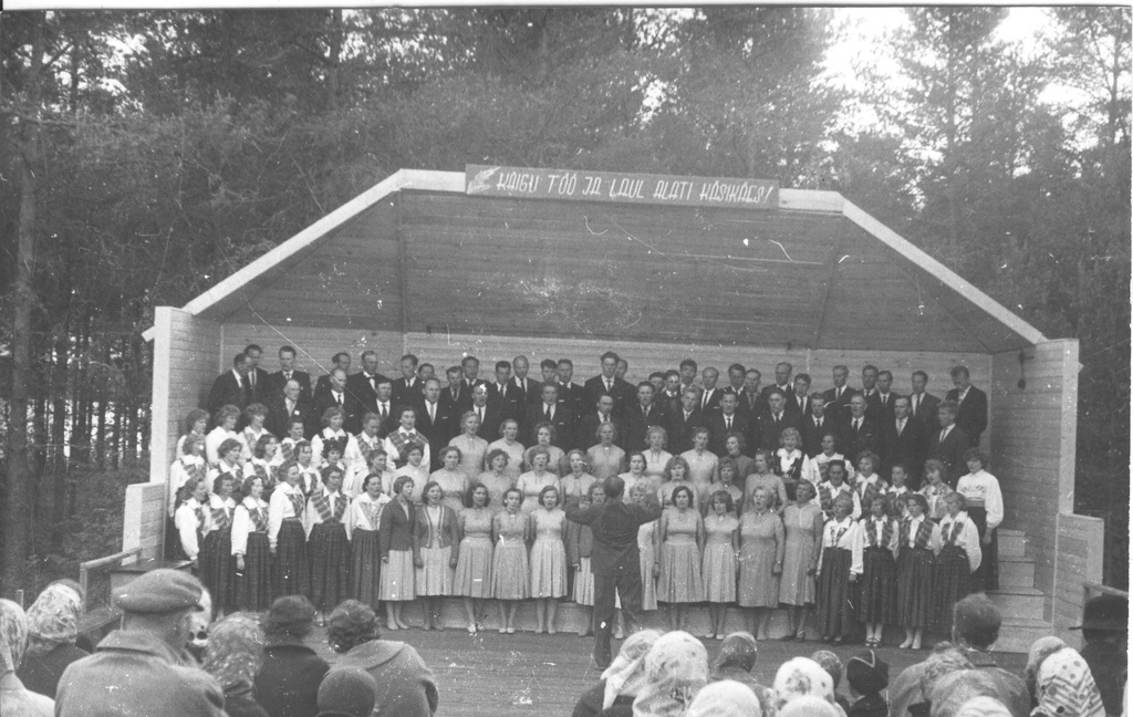 Foto ja negatiiv. Misso laulupäev 2. juunil 1963.a. Misso lauluväljakul, esineb ühendkoor