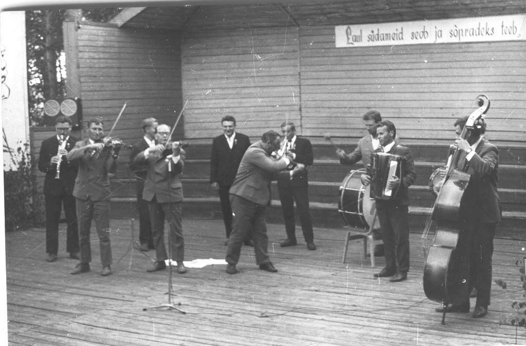 Foto ja negatiiv. Misso laulupäev 2. augustil 1969.a. Misso lauluväljakul, esineb instrumentaalansambel Leedust.