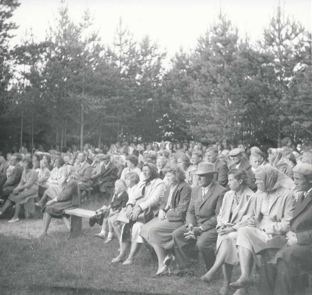 Foto ja negatiiv. Misso laulupidu 1965,a.,pealtvaatajad.