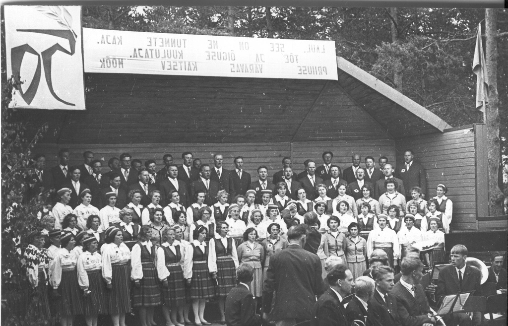 Foto ja negatiiv.  Misso laulupäev 2. juulil 1967.a. lauluväljakul ,esineb ühendkoor.