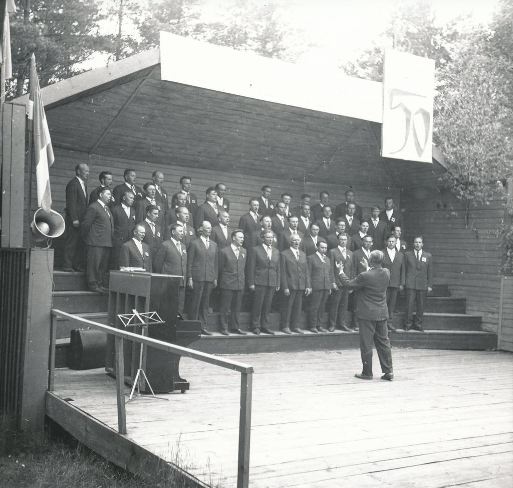 Foto ja negatiiv. Misso laulupidu 2. juulil 1967.a., esinevad meeskoorid.