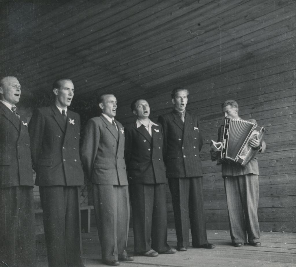 Foto ja negatiiv. Misso laulupidu 8. juulil 1951.a. , esineb Vastseliina meesansambel.