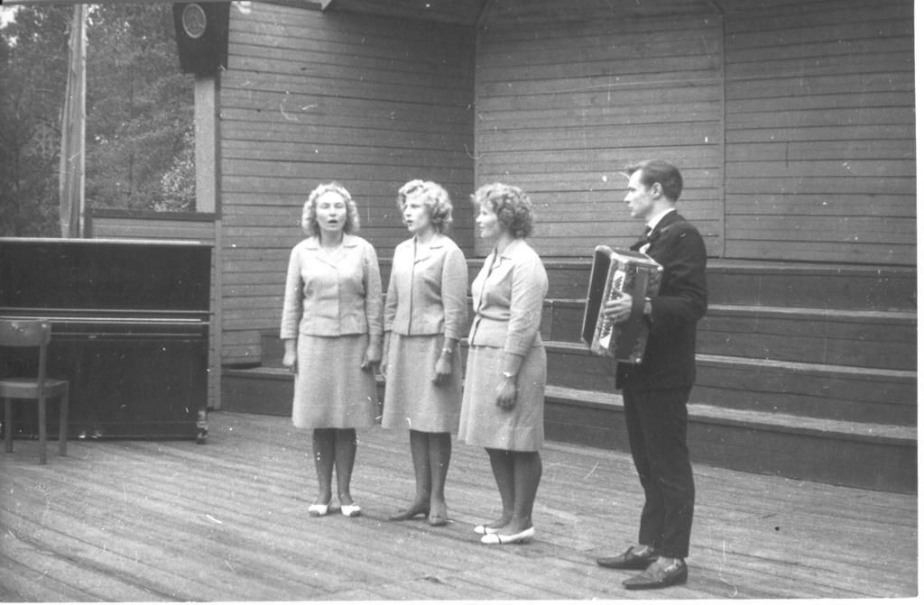 Foto ja negatiiv. Misso laulupäev 2. augustil 1967.a. Misso lauluväljakul , esinevad külalised Lätist.