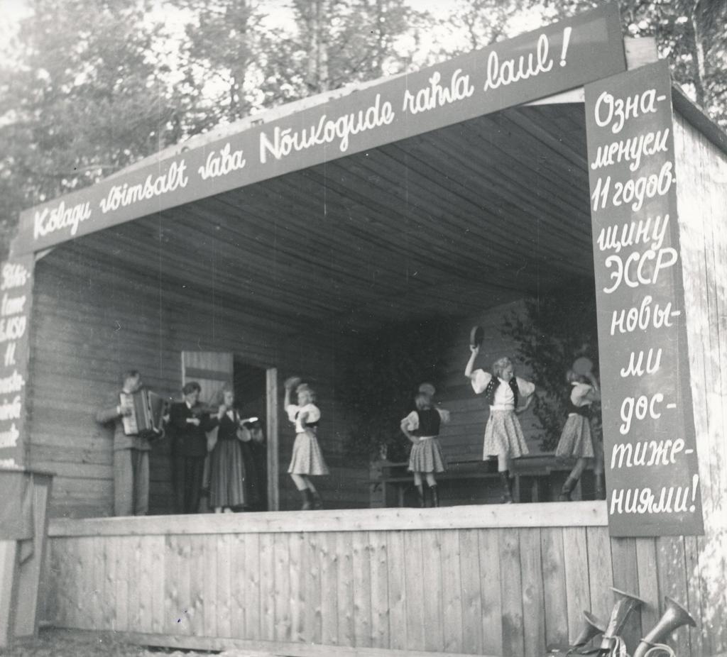 Foto ja negatiiv. Misso laulupidu 8. juulil 1951.a., esineb Pugola (Misso) kooli rahvatantsurühm.