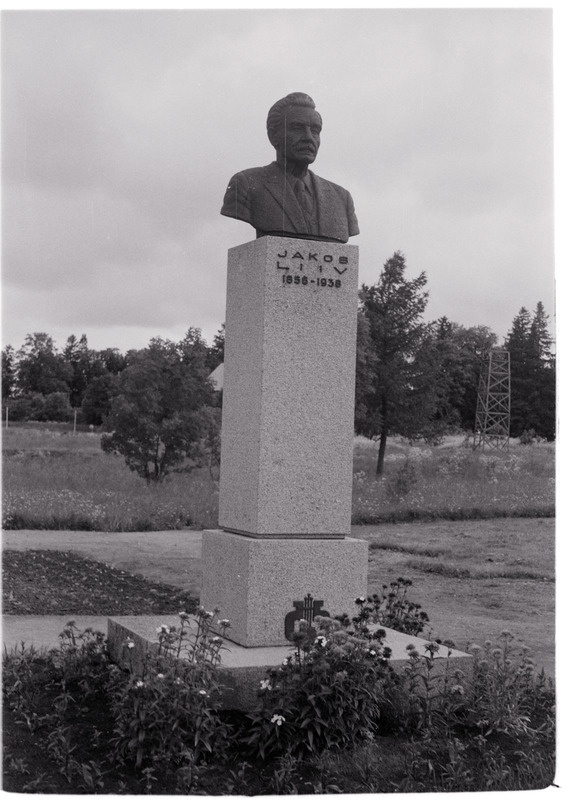 Jakob Liivi mälestussammas Väike-Maarjas