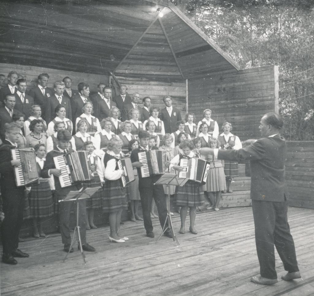 Foto ja negatiiv. Misso laulupidu 1965.a.,esinevad ühendkoorid  akordionistide ansambli saatel.