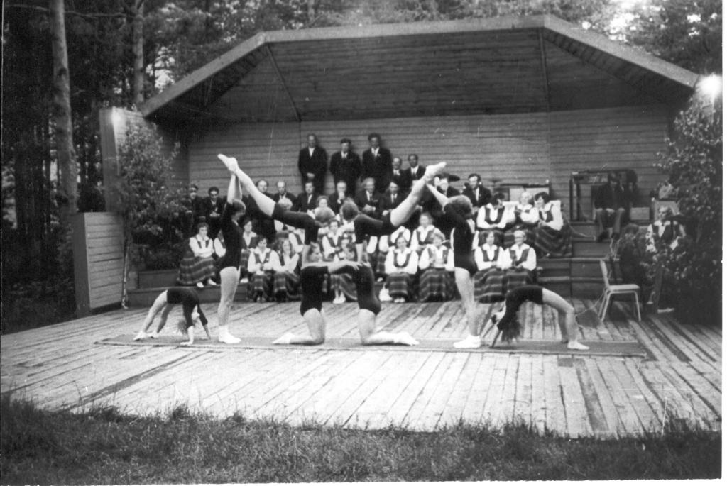 Foto ja negatiiv. Jaanipäeva tähistamine Misso lauluväljakul 23. juunil 1974.a. Esinevad naisvõimlejad.