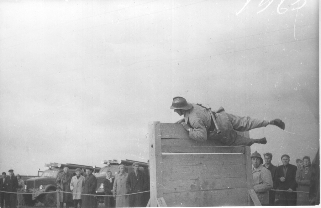 Foto ja negatiiv. Tuletõrjevõistlused Missos 1. juunil 1963.a.