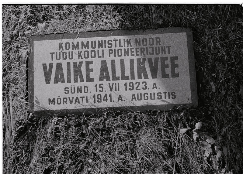 Mälestustahvlid perekond Allikveele Viru-Jaagupis