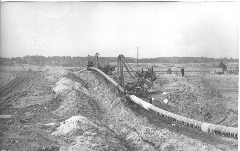 Foto ja negatiiv. Gaasijuhtme paigaldamine Misso lähistel 1972.a juunis.