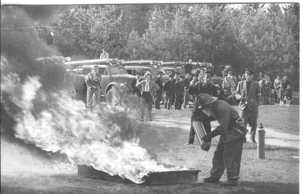 Foto ja negatiiv.Tuletõrjevõistlused Missos 1965.a.