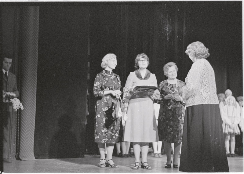 Rahvatantsujuht Leonide Viirese 60. sünnipäeva tähistamine