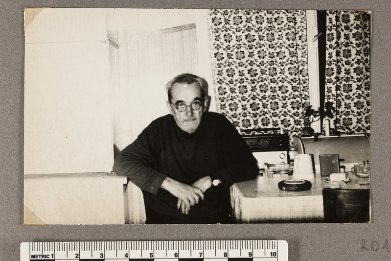 August Jansikene köögilaua taga