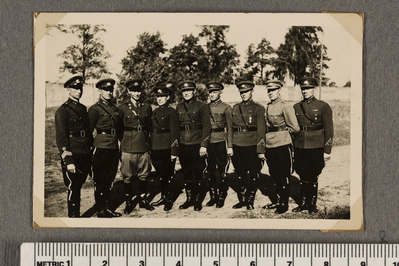 August Jansikene ohvitseridega