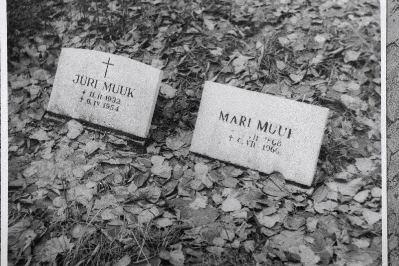 Keeleteadlase Elmar Muuk´i ema ja poja matmispaik Rahumäe kalmistul.