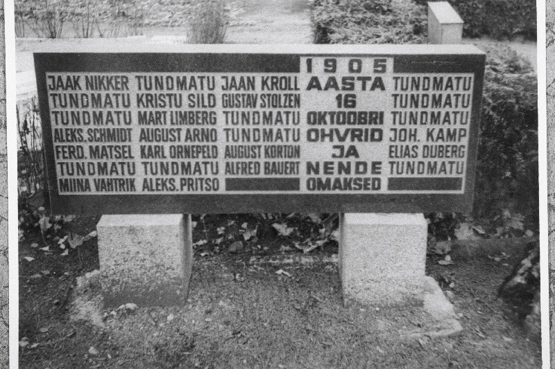 16.10.1905. a Uuel turul rahvakoosolekul hukkunute mälestussamba juures asuv mälestusplaat Rahumäe kalmistul.