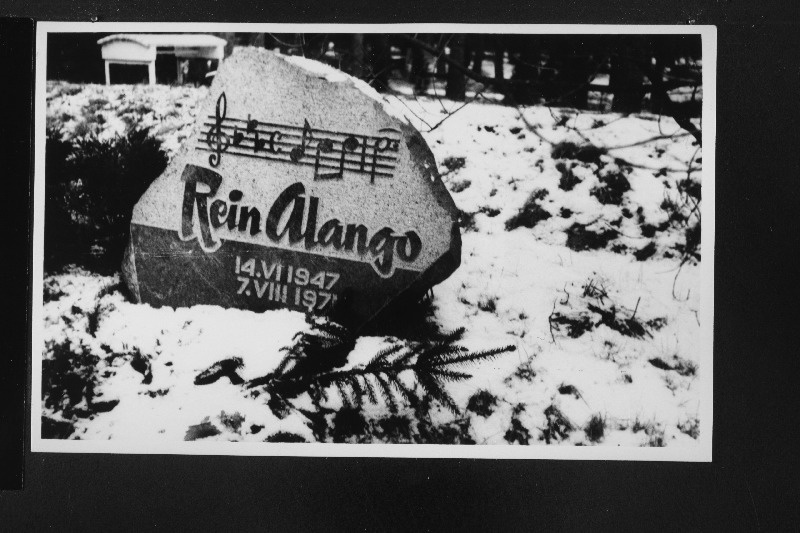 Pianist Rein Alango hauakivi Metsakalmistul.