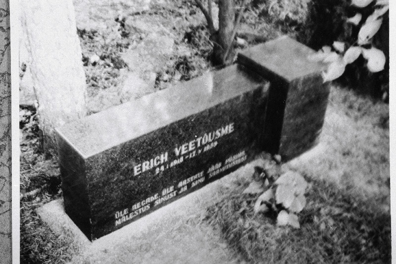 Kergejõustiklase Erich Veetõusme hauakivi Metsakalmistul.