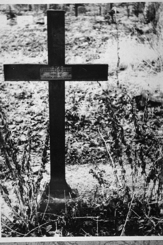 1906. a Vigalas hukatud Bernhard Laipmanni hauarist Vigala kalmistul.