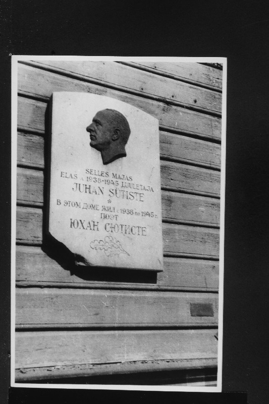 Mälestustahvel puumaja seinal kirjanik Juhan Sütiste viimases elukohas Tööstuse tänaval.