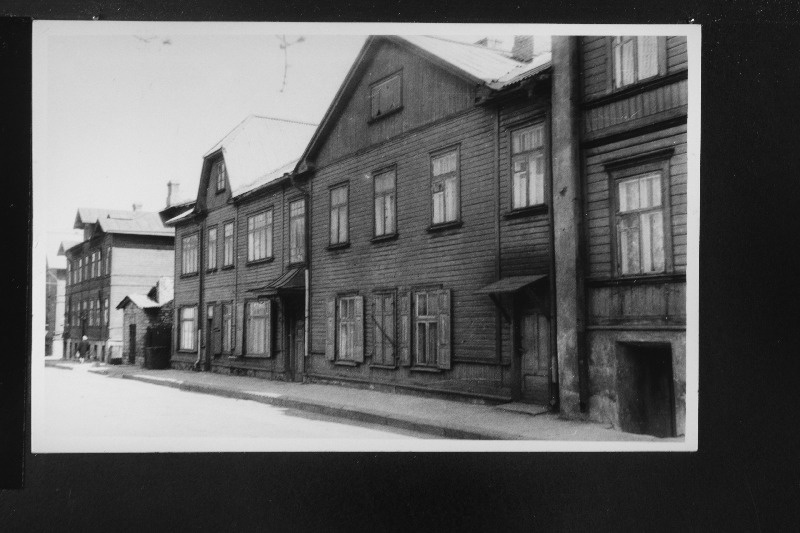 Puumajad Graniidi tänaval, esiplaanil Graniidi t 3, kus on elanud kirjanik Hugo Raudsepp.