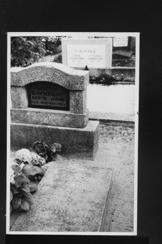 Helilooja ja laulupedagoogi Aleksander Blumbergi ja tema isa dr Maks Blumbergi matmispaik Rahumäe kalmistul.