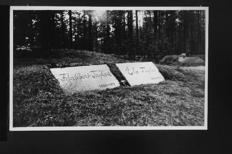 Kirjanik Friedebert Tuglase ja abikaasa Elo Tuglase hauakivid Metsakalmistul.