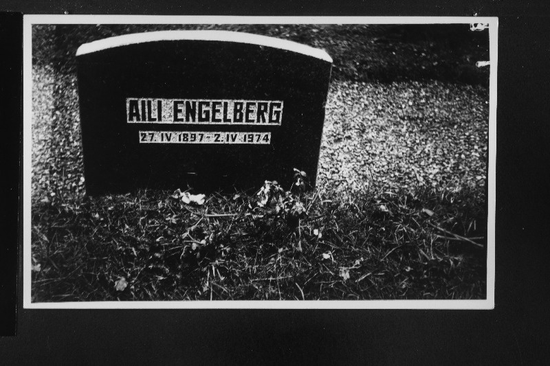 Näitleja Aili Engelbergi hauakivi Metsakalmistul.