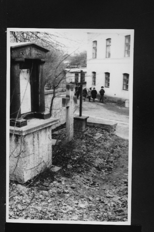 Vaade vanale kalmele Siselinna Aleksander Nevski kalmistu alguses.