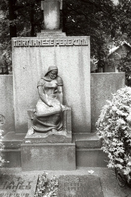 Skulptor Ernst Jõesaare skulptuur kaupmees M. Jänese perekonna hauaplatsil Raadi kalmistul.
