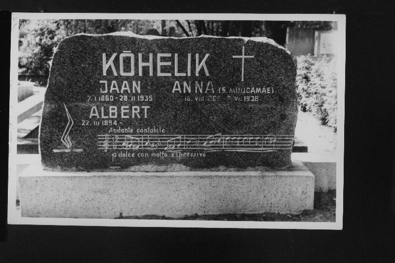 Metsasarvemängija ja pedagoogi Albert Kõheliku hauakivi Hiiu kalmistul.