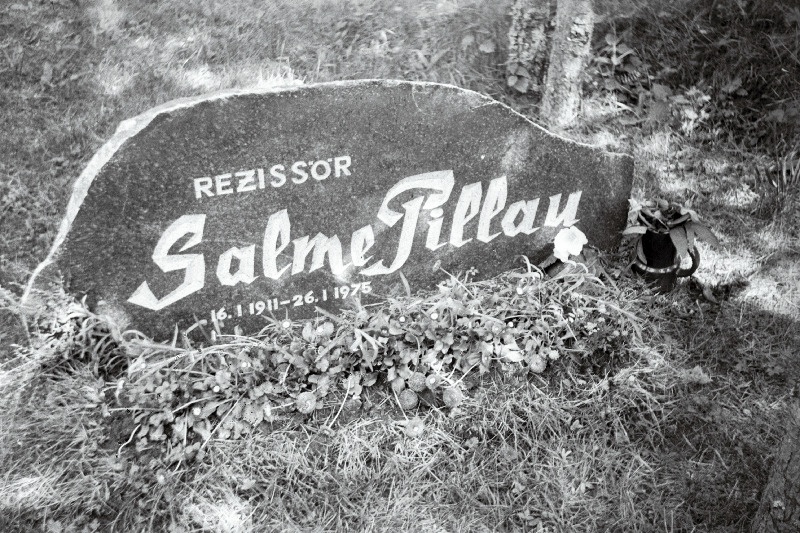 Režissöör Salme Pillau hauakivi Pärnamäe kalmistul.
