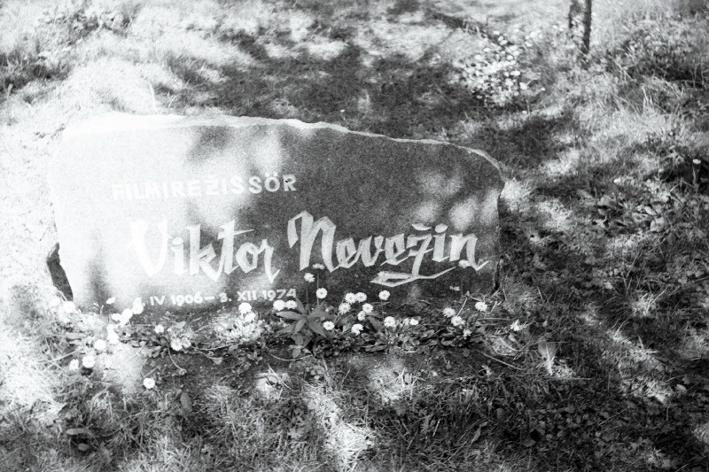 Filmirežissöör Viktor Nevežini hauakivi Pärnamäe kalmistul.