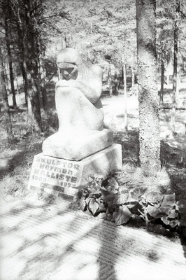 Skulptor Herman Halliste hauaskulptuur Metsakalmistul.  duplicate photo