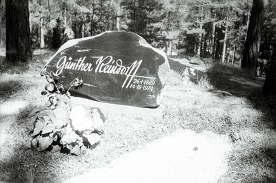 Graafik Günther Reindorffi hauakivi Metsakalmistul.  duplicate photo