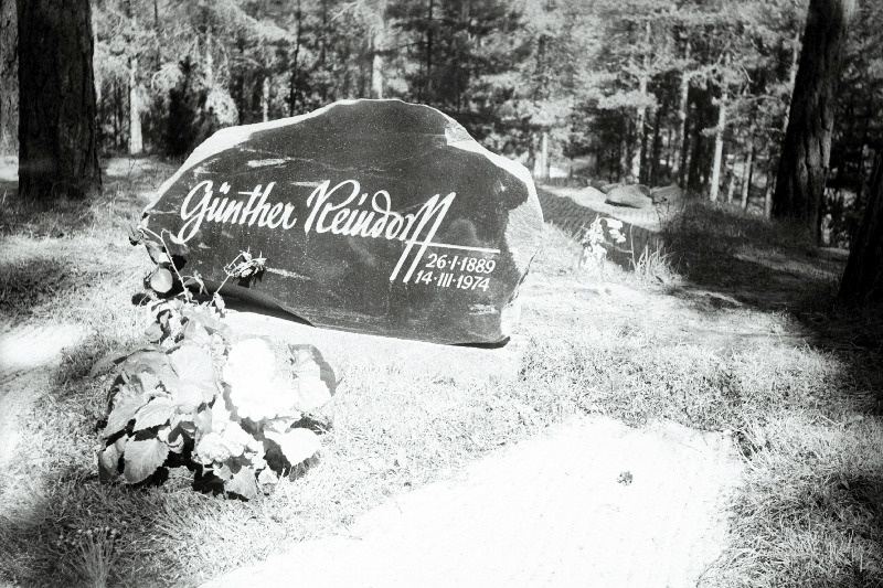 Graafik Günther Reindorffi hauakivi Metsakalmistul.