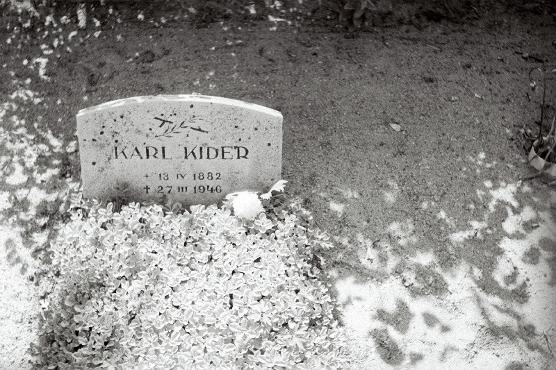 Kirjaniku ja ajakirjaniku Karl Kideri (Redik Soar) hauakivi Kuusalu kalmistul.