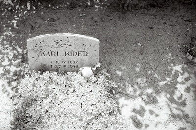 Kirjaniku ja ajakirjaniku Karl Kideri (Redik Soar) hauakivi Kuusalu kalmistul.  duplicate photo