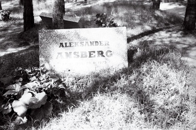 Nõukogude riigitegelase Aleksander Ansbergi hauakivi Metsakalmistul.  duplicate photo