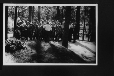 Elva tööveteranide laulukoor laulmas kirjanik Lydia Koidula haual Metsakalmistul.  duplicate photo