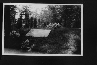 Kirjanik Lydia Koidula haud Metsakalmistul.  duplicate photo