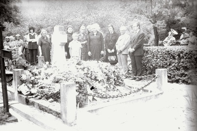 Teatrikunstnik Natalie Mei matusetalitus Rahumäe kalmistul.  similar photo