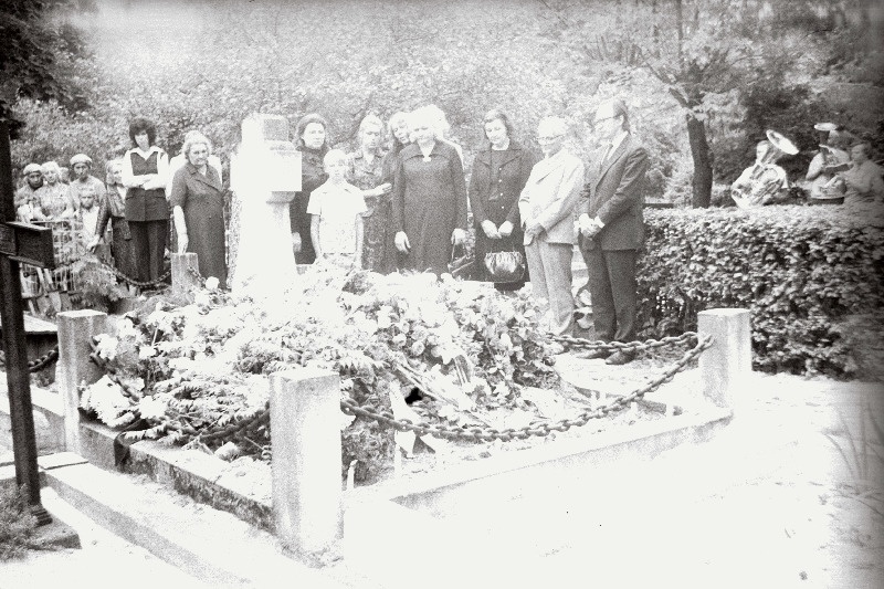 Teatrikunstnik Natalie Mei matusetalitus Rahumäe kalmistul.